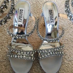 badgley mischka peace heels